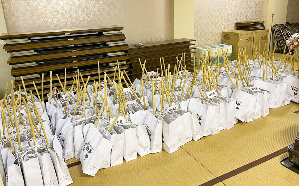福引き品、縁起物準備完了しました。 | 東長寺節分祭